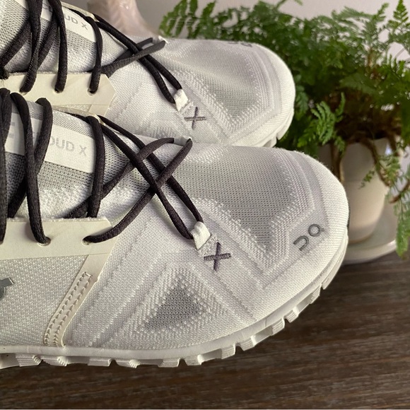 On Cloud X 4 Training Athletic Shoes Running Sneaker Women’s 7 Ivory White Black - Picture 5 of 10